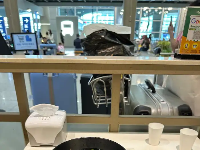 테이블 위 티슈와 컵