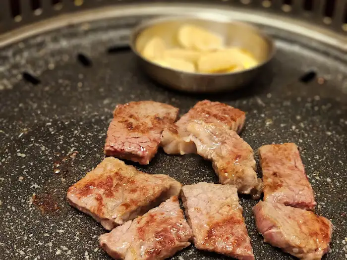 불판 위에서 맛있게 익어가는 한우