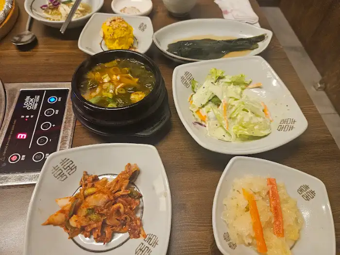 다양한 밑반찬과 함께 나온 식사 메뉴