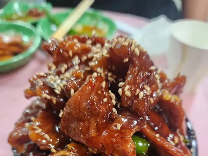 달콤한 양념 옷을 입은 돼지갈비 구이