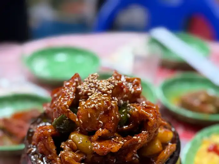 반찬과 함께 나온 돼지갈비 구이 클로즈업