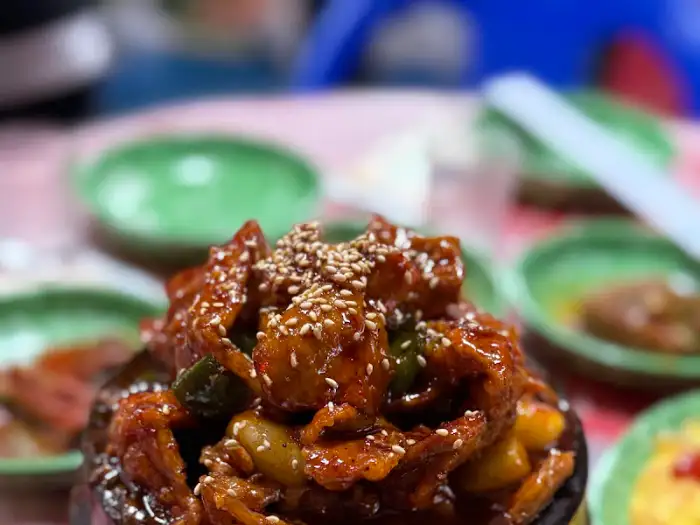 접시에 푸짐하게 담긴 돼지갈비 구이
