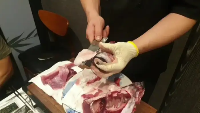 참치 해체 중인 실장님
