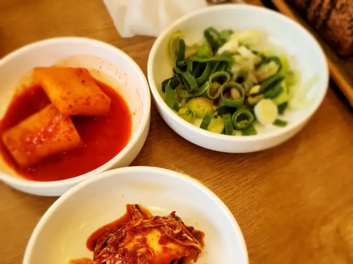 테이블에 차려진 음식들
