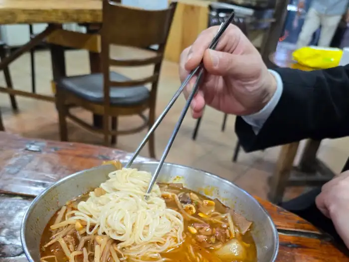 젓가락으로 국수를 집는 모습