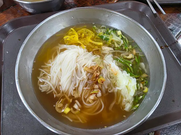 고명이 올라간 맑은 국수