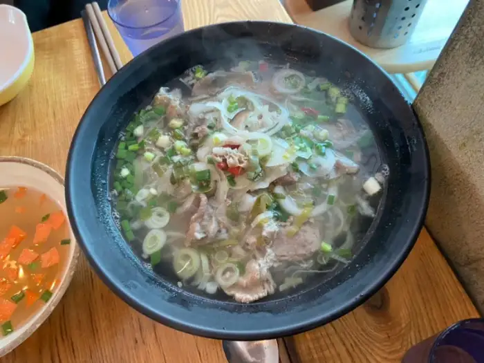 김이 모락모락 나는 쌀국수