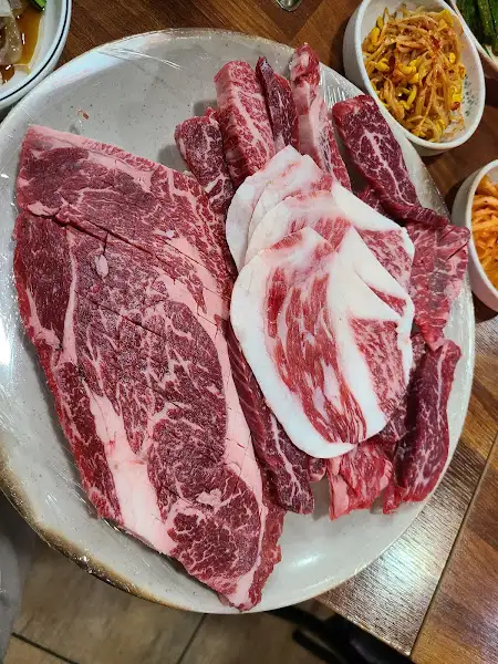 정갈하게 담긴 한우 모듬과 육회