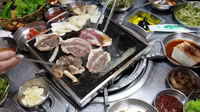 불판 위에서 익어가고 있는 고기 모습