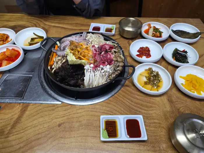 푸짐하게 차려진 능이버섯전골 한상차림
