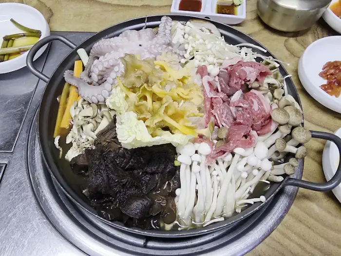 능이버섯전골 냄비 속 다양한 재료의 클로즈업 모습