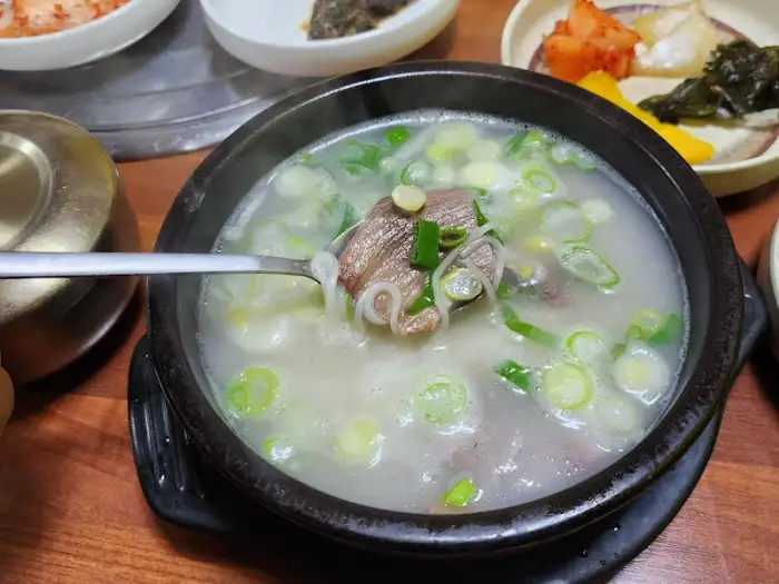 전골 속 낙지와 버섯의 모습