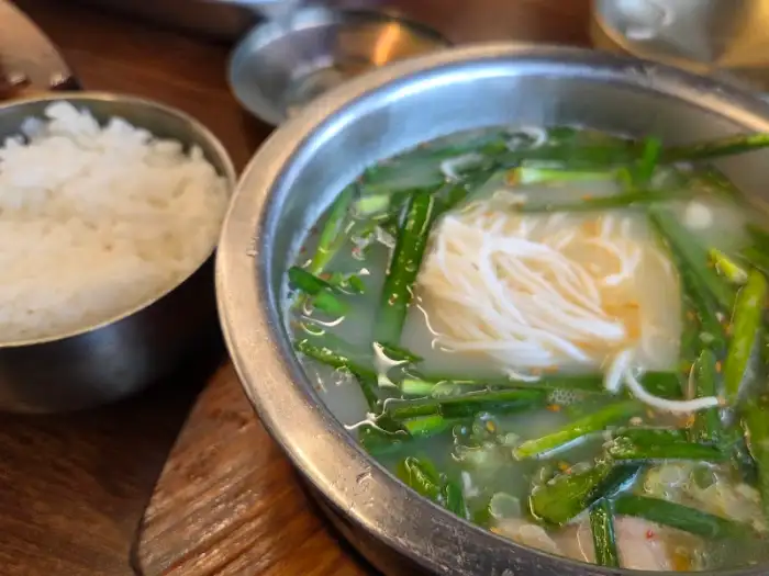 김이 나는 돼지국밥 한 그릇과 밥