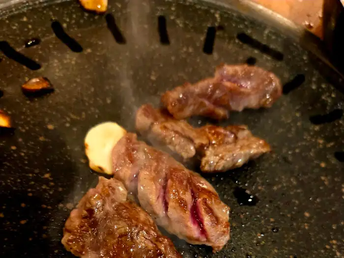 불판 위 고기 굽는 모습
