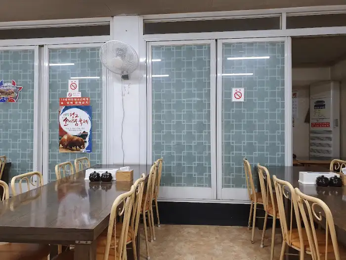 식당 내부 공간, 테이블과 의자들