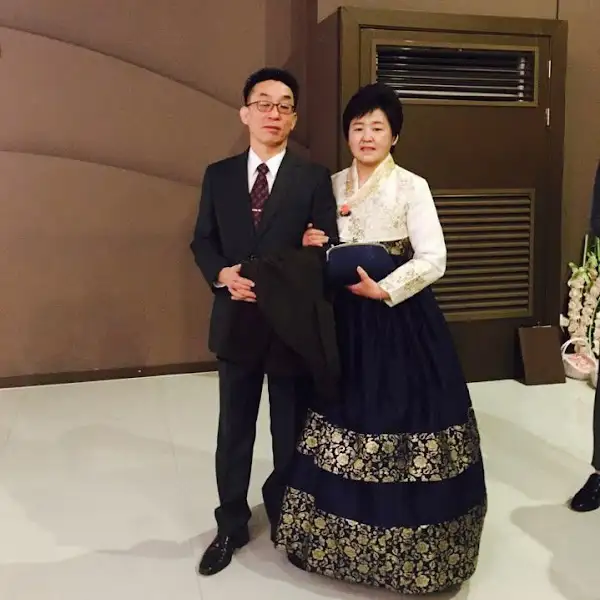 한복을 곱게 차려입은 부부