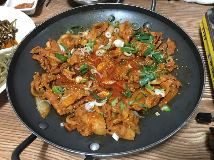 김치찌개와 함께 나온 돼지 두루치기