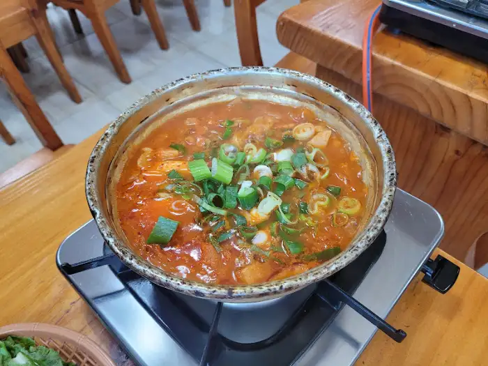 따뜻한 김치찌개가 담긴 뚝배기