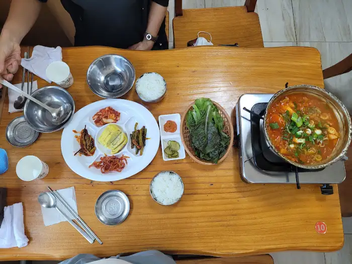 식탁 위 차려진 전체 모습