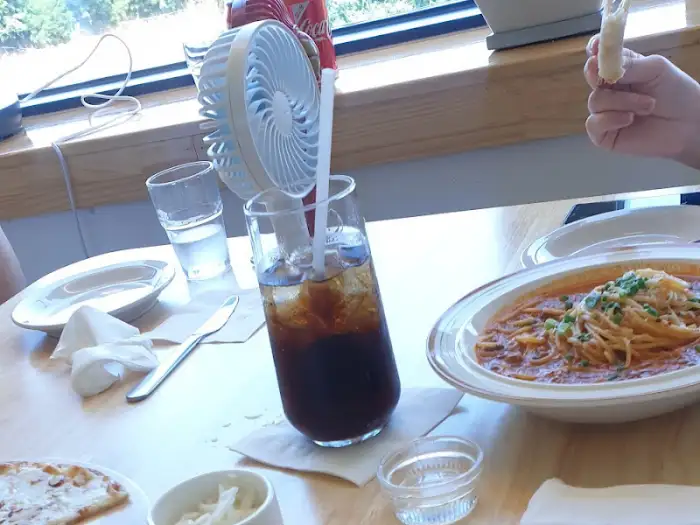 시원한 음료와 파스타 메뉴