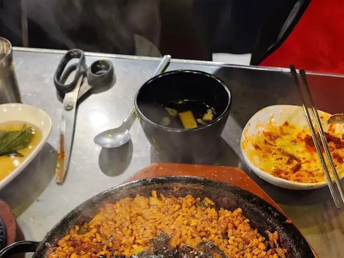 집게로 등갈비를 집고 있는 모습