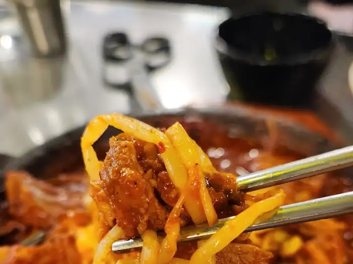 집게에 집힌 등갈비와 당면, 채소