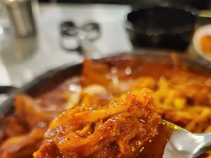 포크에 찍힌 등갈비찜의 모습