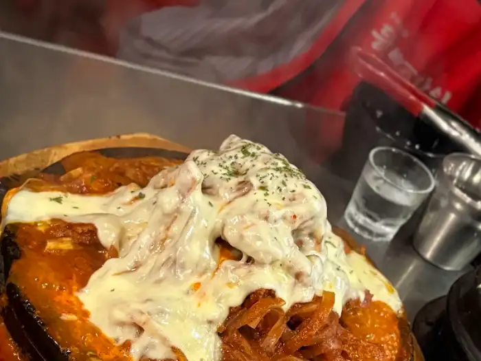 치즈와 등갈비의 근접샷