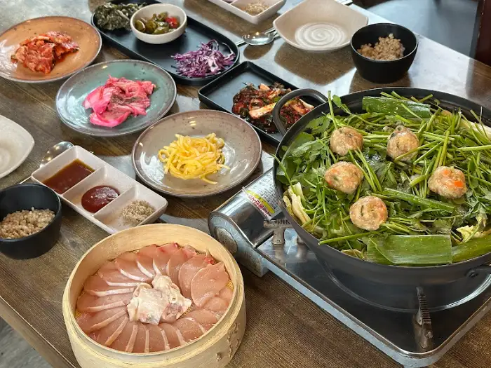 옹포별장가든의 푸짐한 미나리 닭 샤브샤브 한 상