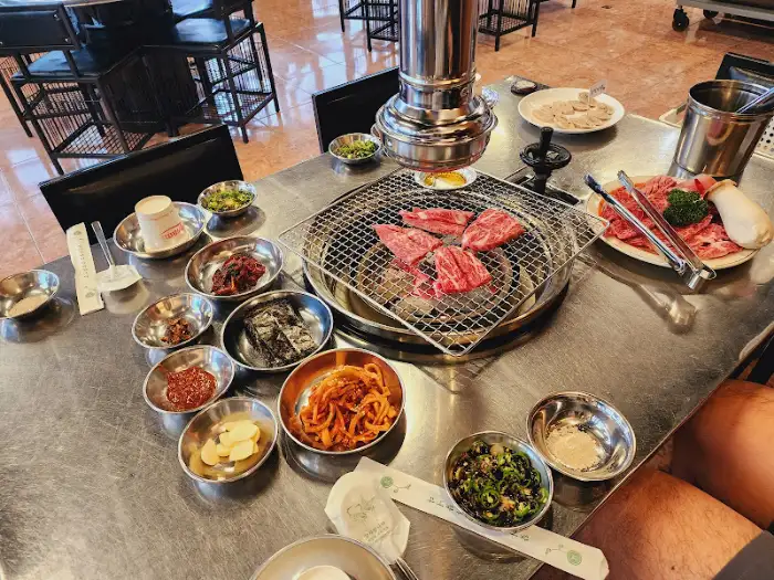 숯불에 구워지는 다양한 부위의 갈비