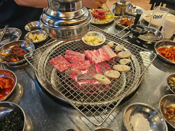 다양한 밑반찬과 함께 차려진 식탁