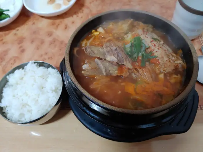 두레박 식당 뼈해장국 고기 1