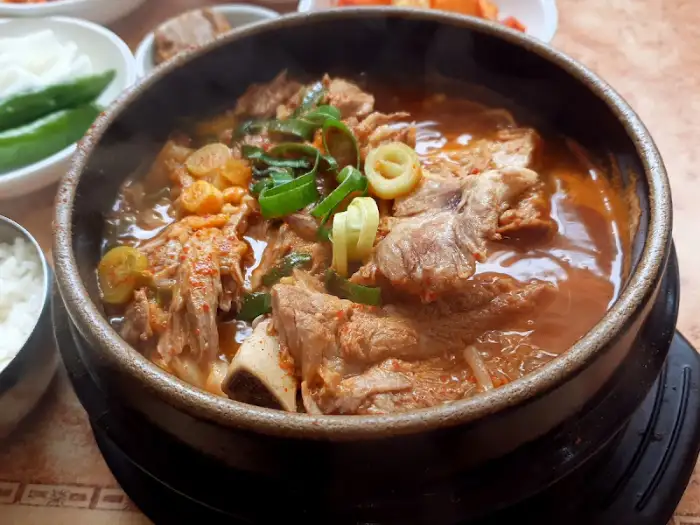 두레박 식당 뼈해장국 건더기 1