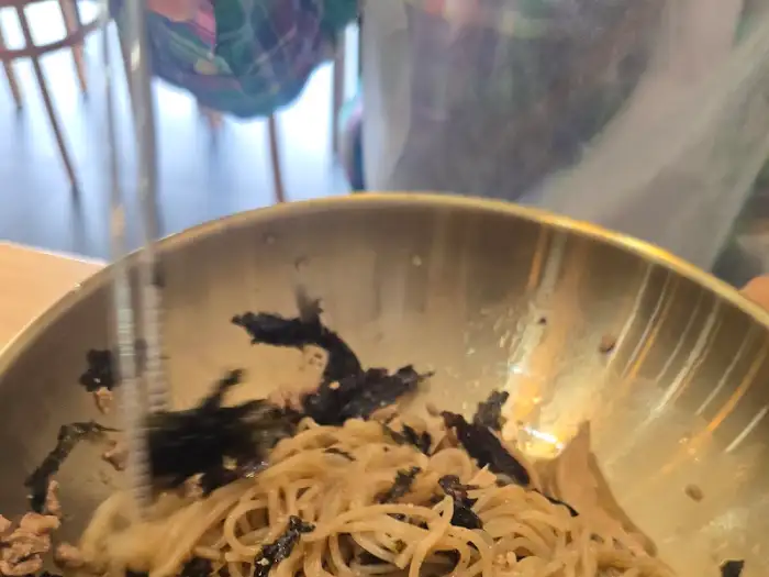 비빔 막국수를 비비는 모습