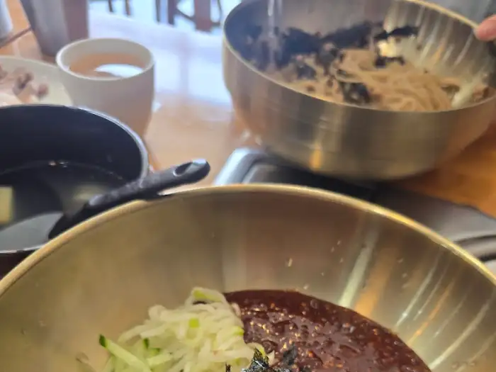 막국수와 함께 나온 육수
