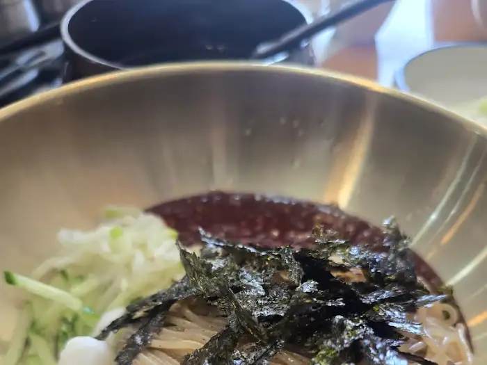 막국수에 김가루가 듬뿍 올라간 모습