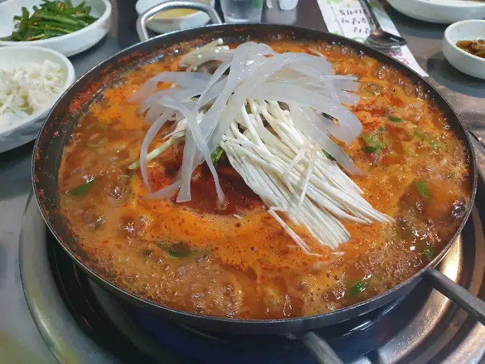 먹음직스러운 곱창전골