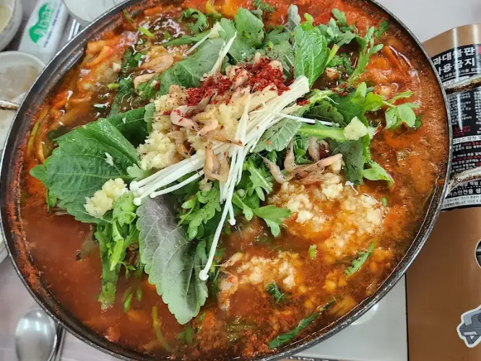 푸짐하게 끓고 있는 빠가사리 매운탕