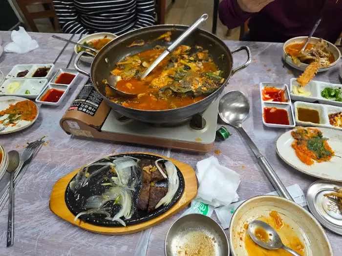 한상 가득 차려진 음식들