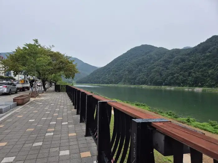 강변 풍경