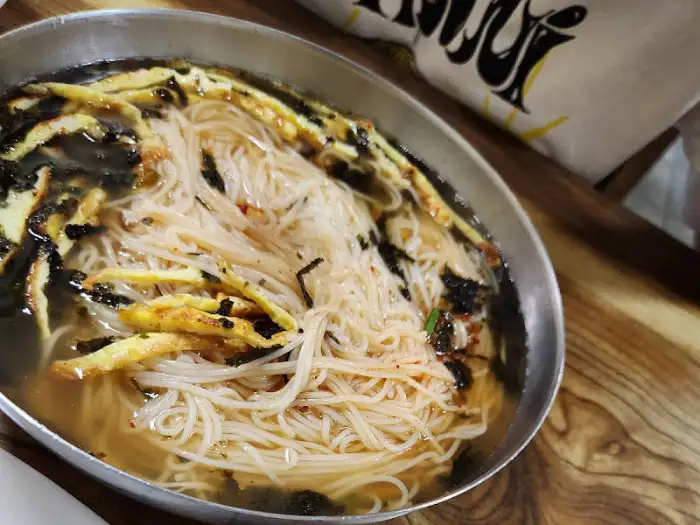 김이 모락모락 나는 칼국수