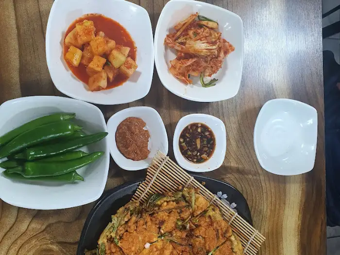 다양한 밑반찬과 메인 요리