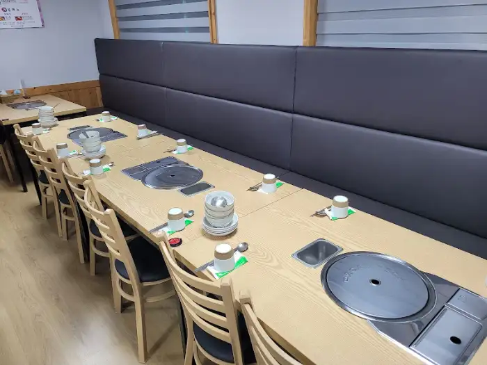 식당 내부 테이블석