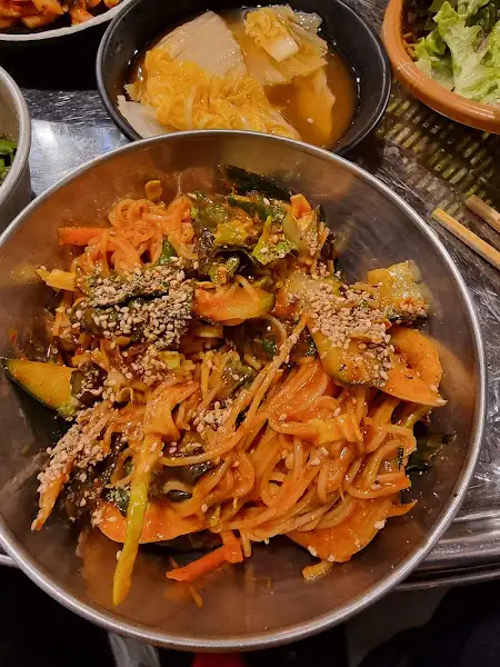 매콤한 비빔국수가 먹음직스럽게 담겨 있다.