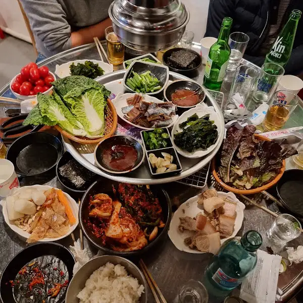 테이블 가득 차려진 푸짐한 한상차림