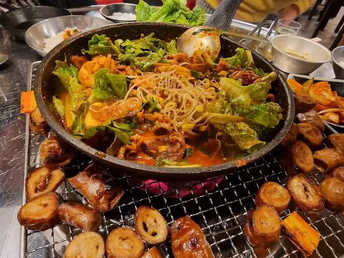 매콤한 양념에 볶아진 메인 요리