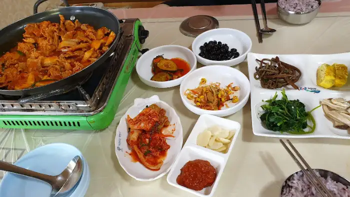 밑반찬과 밥, 그리고 메인 요리가 함께 나온 모습