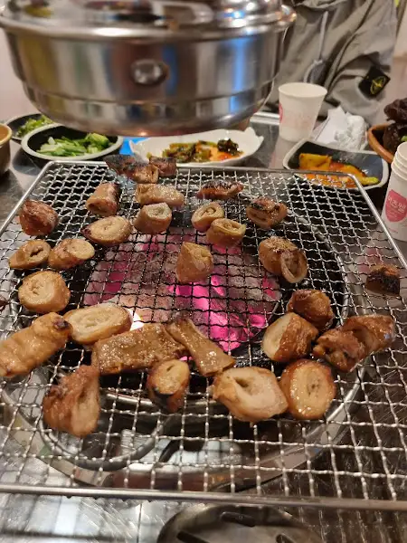 지글지글 구워지고 있는 곱창의 모습
