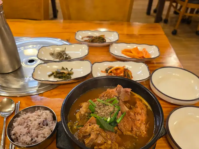 테이블 세팅과 감자탕