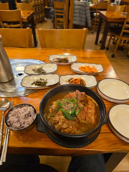 푸짐한 감자탕 한 냄비